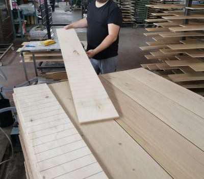 Posatore parquet di Pesaro mentre sceglie il legno e lo spazzola